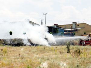 İtfaiye eri yangın söndürürken sıkıştı