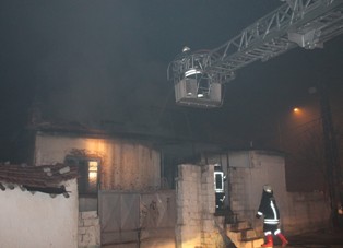 Yeni boşaltılan ev yandı!