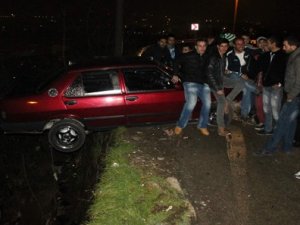 Çılgın gençler otomobili böyle kurtardı!