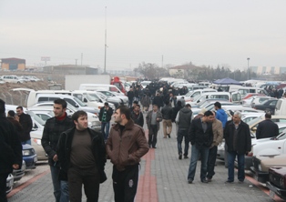 Evde sıkılan Oto Pazarı'na gidiyor