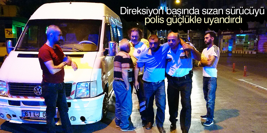 Direksiyon başında sızan sürücüyü polis güçlükle uyandırdı