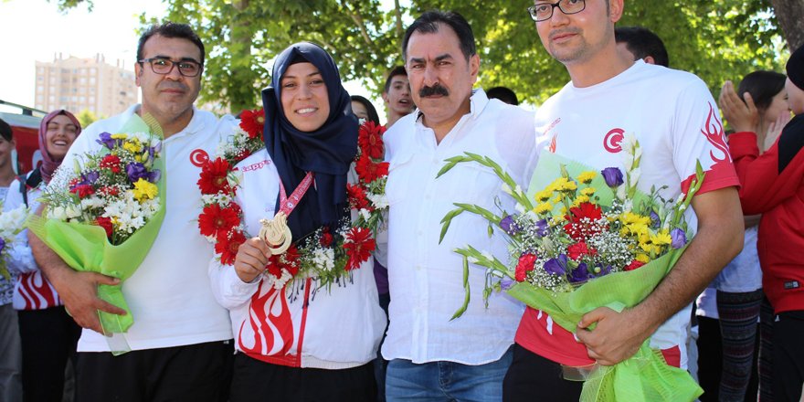 Konyaspor'dan şampiyonlara kutlama