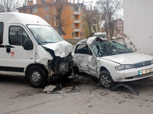 Öğrenci servisi kaza yaptı: 4 yaralı