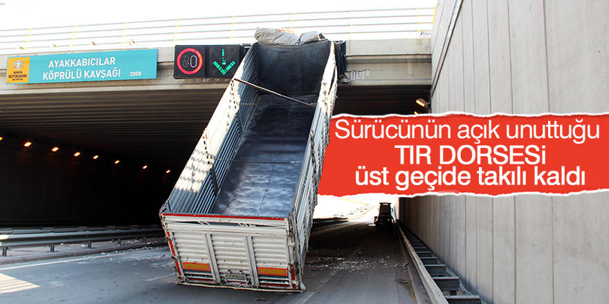 Sürücünün açık unuttuğu tır dorsesi üst geçide takılı kaldı