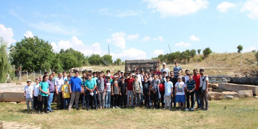 Beyşehir’deki kampa katılan öğrenciler tarihi mekanları gezdi