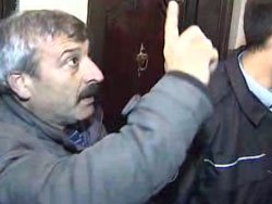 Polisi hırsız diye dövdüler