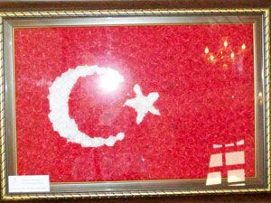 750 gül demetinden Türk Bayrağı