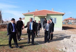 Evi yanan vatandaşa kaymakam sahip çıktı