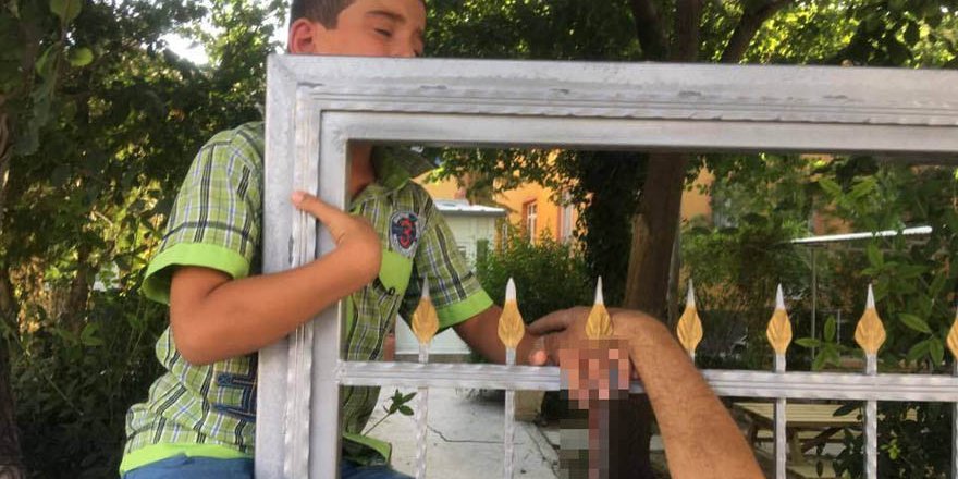 Çocuğun eline demir parmaklık saplandı