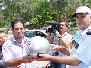 Vatandaşa kask dağıtıldı
