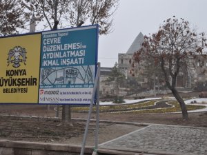 Yan yattı, çamura battı