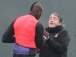 Mario Balotelli ile Mancini birbirine girdi