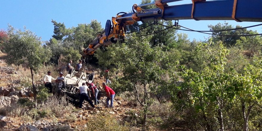 Otomobil uçuruma yuvarlandı: 2 yaralı