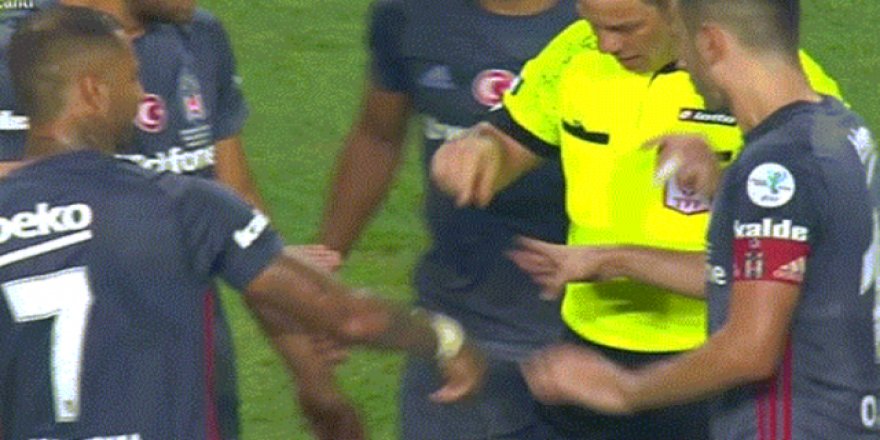 Süper Kupa maçında sahaya bıçak atan şahıs tutuklandı