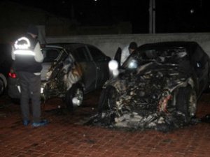 Park halindeki iki otomobil yandı