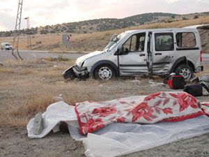 Elektrik direğine çarparak takla attı