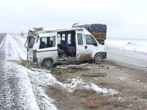 Öğrenci taşıyan minibüs takla attı: 13 yaralı
