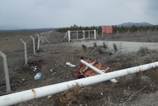 Levhalar rüzgara dayanamadı!