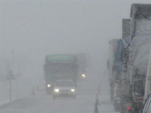 Tır ve otomobil devrildi