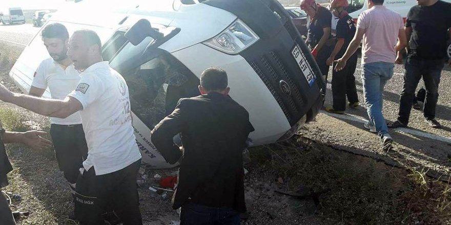 Lastiği patlayan kamyonet devrildi: 1 yaralı