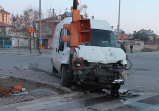 Minibüsle öğrenci servisi çarpıştı