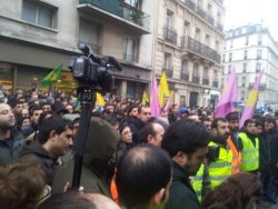 Paris'te hepimiz PKK'lıyız sloganları