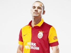 Sneijder G.Saray formasını giydi