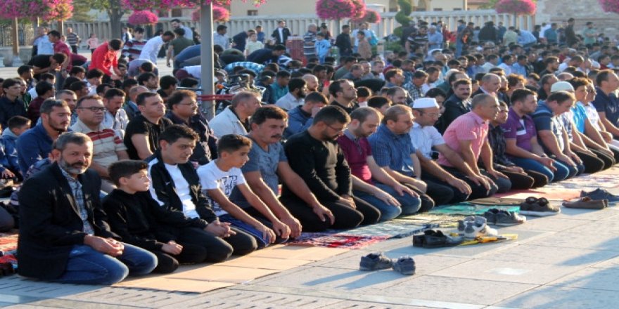 Bayramın ilk günü camiler doldu taştı