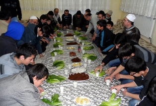 Safa Vakfı'ndan öğrencilere çiğ köfte