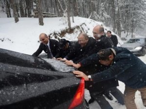 Yolda kalan aracı MHP'li Vural, itti