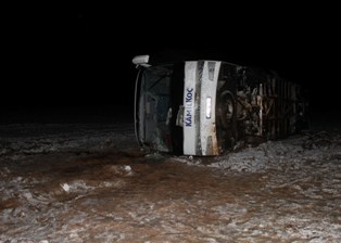 Yolcu otobüsü devrildi: 8 yaralı