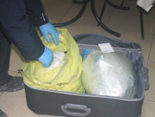 Otobüsle esrar taşırken yakalandı