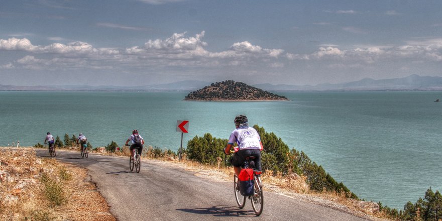 Beyşehir Gölü etrafında pedal çevirecek