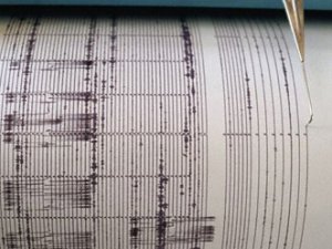 Güney Pasifik'te önce deprem sonra tsunami vurdu