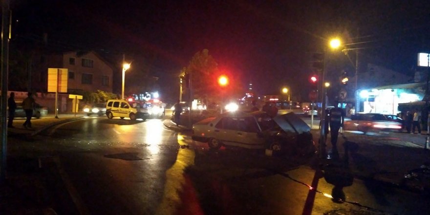 Yine aynı kavşak, yine kaza!