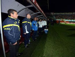 Aykut Kocaman'a su şişesi attılar