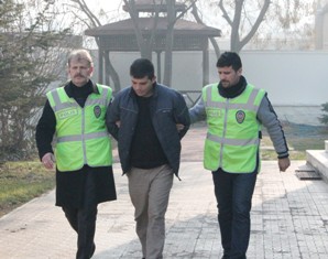 Kovulduğu iş yerini soydu