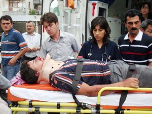 Lastiği patlayan otomobil takla attı: 3 yaralı