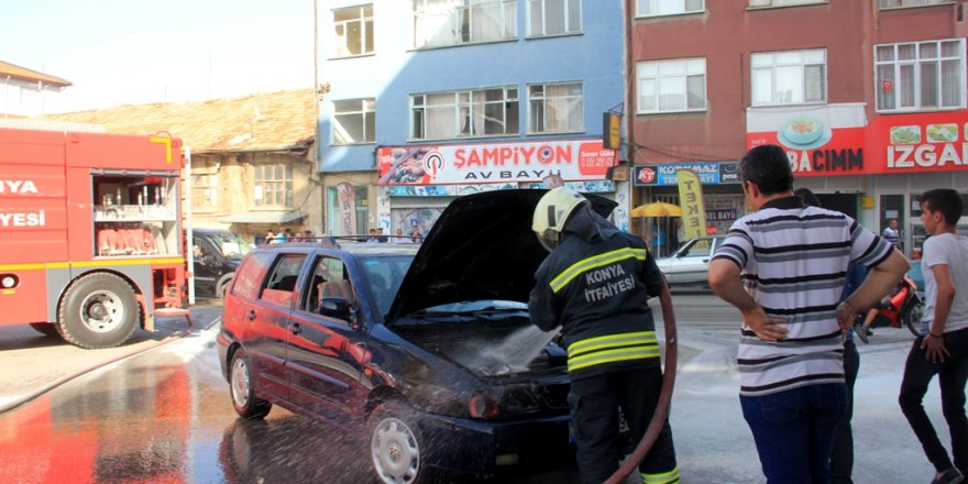 Konya'da park halindeki otomobilde yangın