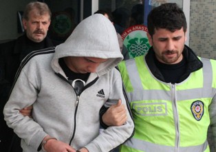 Camide bile hırsızlık yaptı