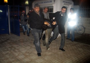 Cezaevi firarisi kaçarken polisi yaraladı