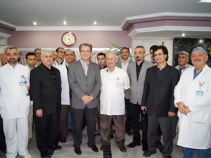 Seyyar satıcılar profesörü odasında darp etti