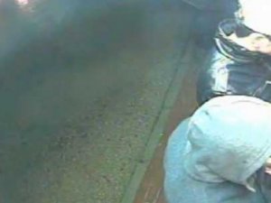 Önce kameraya sonra polise yakalandılar