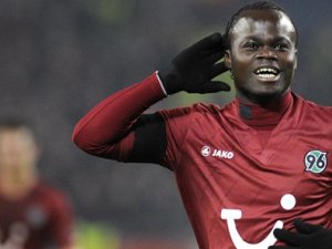 Ceza sahası dışından rövaşata golü!