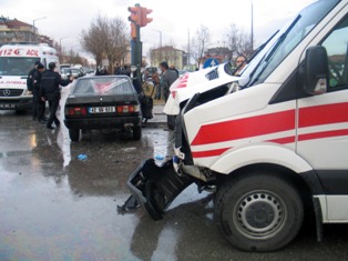 Hasta taşıyan ambulans kaza yaptı!