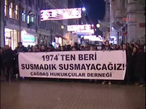 Avukatlardan ’gözaltı’ protestosu