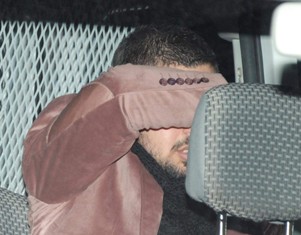 Polisten kaçıp tuvalete saklandılar