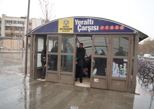 Vatandaş, yağmura hazırlıksız yakalandı