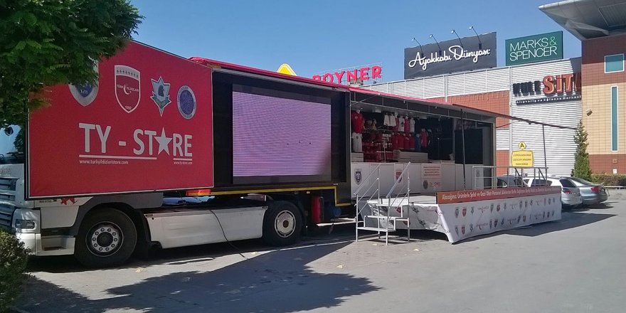 Türk Yıldızları standına yoğun ilgi