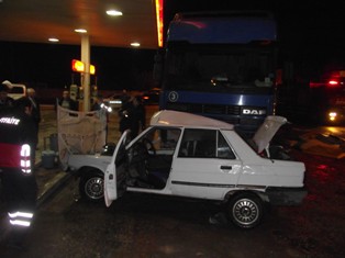 TIR, otomobili de önüne alarak akaryakıt istasyonuna daldı